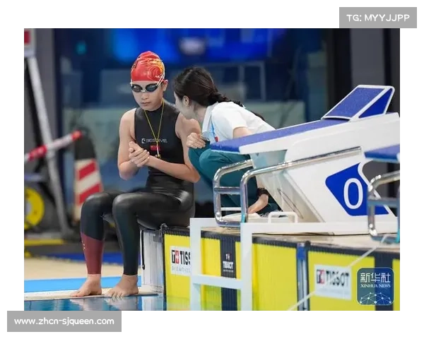 选手与安全员击掌致意：世运会自由潜水赛后的温情